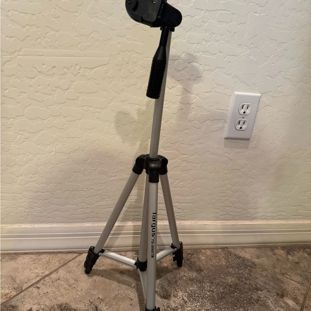 Targus TG-5060TR Tripod for Camera / Camcorder Universal Mount w/ Carry Case